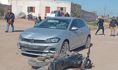 Chepes: dos heridos leves tras colisión de auto y moto