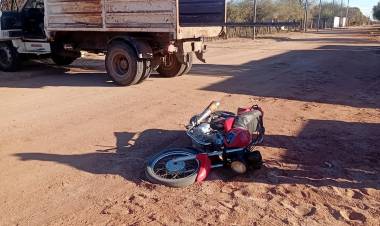 Un motociclista resultó herido al impactar contra un camión en Desiderio Tello