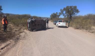 Vuelco sin heridos en camino rural de El Portezuelo