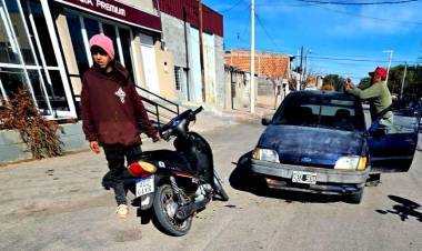 Chepes: choque entre auto y moto deja solo daños materiales