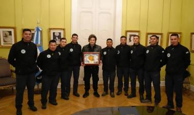 Milei recibió a los militares argentinos que alcanzaron la cumbre del monte Kun en el Himalaya