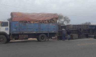 Chepes: Vuelco de acoplado en ruta n°141 en cercanías a mascasín