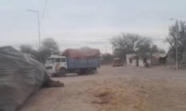 Chepes: vuelco de un camión cargado con leña en Ruta Nacional 141