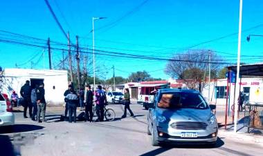 Chepes: accidente de joven en bicicleta al chocar con un auto