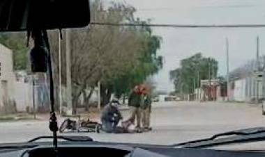 Colisión entre motocicleta y camioneta deja un conductor trasladado al hospital en Chepes