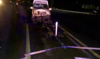 Conductor impactó contra un poste de tendido eléctrico en Chamical