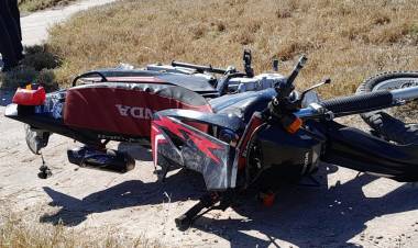 Chamical: un joven de 18 años sufrió graves heridas en un choque entre moto y auto