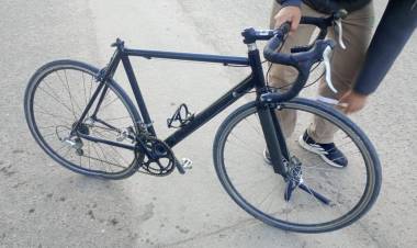 Choque entre camioneta y bicicleta en Chepes terminó sin heridos