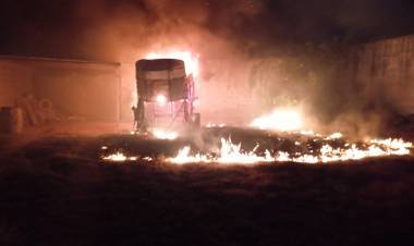 Incendio de un tráiler con neumáticos en desuso movilizó a Bomberos en Chepes