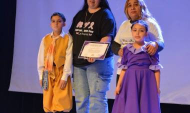 Chepes: el Ballet Amanecer Folklórico reconoció a “Las Leonas” en su 2º Gala
