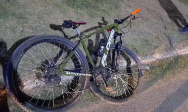 Chepes: motocicleta y bicicleta colisionan en Avenida San Martín