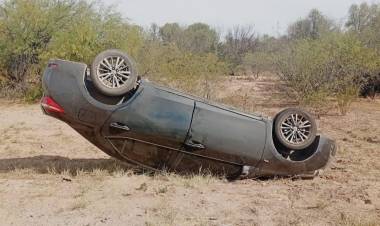 Vuelco en la Ruta Nacional 141: una familia cordobesa fue trasladada al hospital