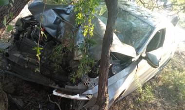 Ulapes: un hombre resultó herido tras perder el control de su vehículo y chocar contra un árbol