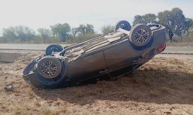 Una familia de Córdoba volcó en la Ruta 141, camino a Chepes