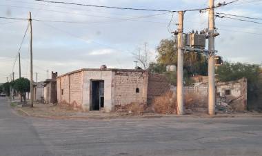 Preocupación en Chepes: vivienda del barrio Comercio está al borde del derrumbe