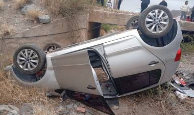 Vuelco en Ruta 28: vehículo cae de un puente en Malanzan