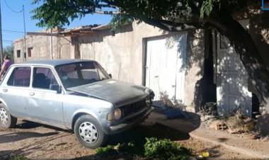 Un auto terminó incrustado en una casa y el conductor se dio a la fuga en Chepes