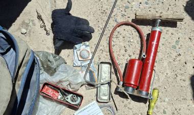 Chepes: policia resguarda mochila abandonada con herramientas en plena vía pública 