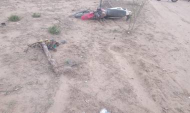 Chepes: un adolescente resultó herido en un choque entre un auto y una motocicleta en barrio Santa Lucía