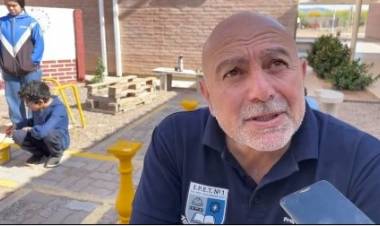 Estudiantes de la EPET Nº1 realizan trabajos de mantenimiento y pintura en una placita interna de la institución