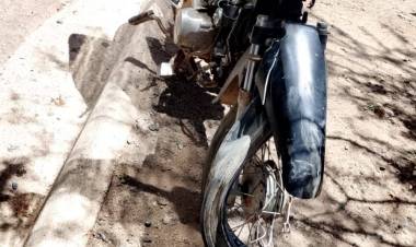 Ulapes: un camión chocó a una motocicleta estacionada y provocó daños totales