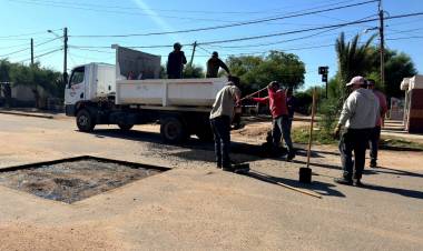 Chepes: Avanza el plan estratégico de bacheo en calles de la ciudad