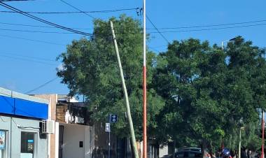 Preocupación vecinal por postes dañados tras las últimas tormentas