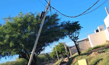 Chepes: preocupa el riesgo de caída de un poste de luz en el barrio El Alto