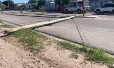 Poste caído genera riesgos en Avenida Belgrano de Chepes