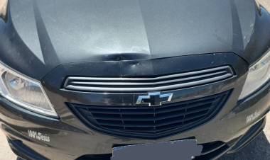 Chepes: Un camión chocó a un auto estacionado en pleno centro