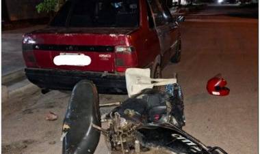 Motociclista resultó lesionada tras chocar contra un auto estacionado en Chepes