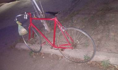 Chepes: un ciclista sufrió una fuerte caída tras perder el control de su rodado