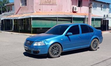 Colisión entre un automóvil y una motocicleta en el centro deja solo daños materiales