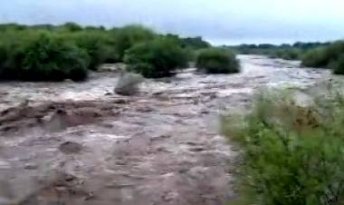 Impresionante crecida del Río La Calera al norte de Chepes tras intensas lluvias