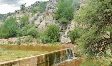 Chepes: Avanzan tareas de mantenimiento en tomas de agua de la zona norte