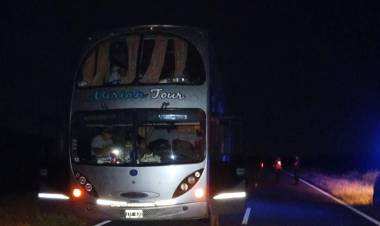 Ulapes: colectivo con 15 pasajeros quedó varado sobre Ruta Nacional 79 por una falla en los frenos