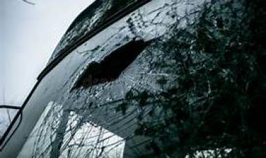 Rompen el parabrisas de un camión en el ingreso a Chepes