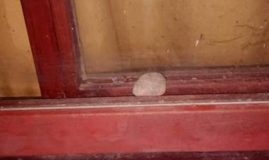 Denuncian que arrojaron una piedra contra una vivienda y rompieron una ventana en Chepes