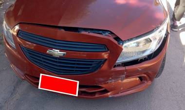 Siniestro vial: un automóvil impactó contra un vehículo estacionado