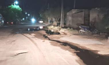 Preocupación: Importante pérdida de agua afecta el tránsito en calle Benjamín Rincón