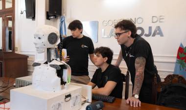 La Provincia presentó el primer robot humanoide desarrollado en La Rioja por jóvenes profesionales