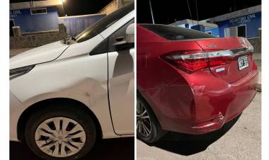 Maniobra de estacionamiento terminó en colisión entre dos automóviles