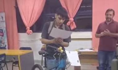 Chepes: docentes le regalaron una bicicleta a un estudiante que hacía 16 kilómetros diarios para estudiar