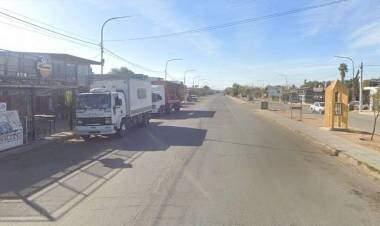 Una conductora se encandiló con el sol y chocó contra un vehículo estacionado