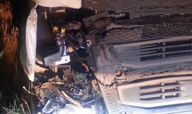 Choque en Ruta 38 por un animal suelto: un camión y una combi con pasajeros resultaron dañados