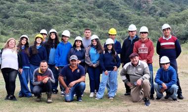 Estudiantes de Chepes realizaron una visita educativa a Olta para conocer el trabajo con piedra laja