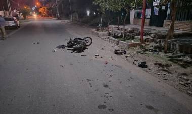 Catuna: policía alcoholizado chocó contra una motocicleta estacionada