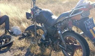 Accidente en Chepes: dos motociclistas heridos tras caer por un bache en Ruta 141