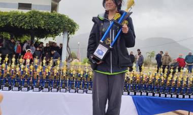 Con apenas 16 años, Candela Peredo se destacó en La Rioja y se consolida como una promesa del atletismo