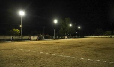 Quintela inauguró la iluminación del Club Desiderio Tello y anunció nuevas obras para fortalecer el deporte y la contención social